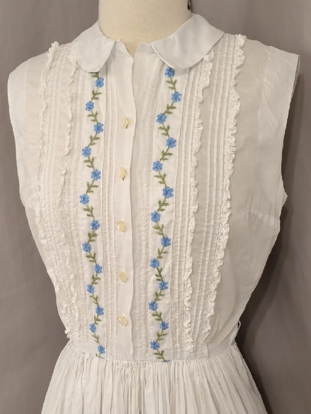 Vintage 50s White Sleeveless Midi Dress Blue Floral Embroidery Fit & Flare SeeMs - Picture 2 of 14